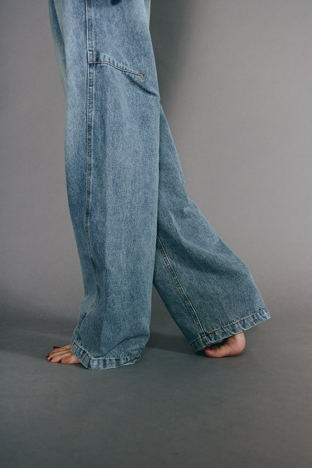 修胯藏肉錐形牛仔褲<br>Brushed denim Wide-Leg Pants