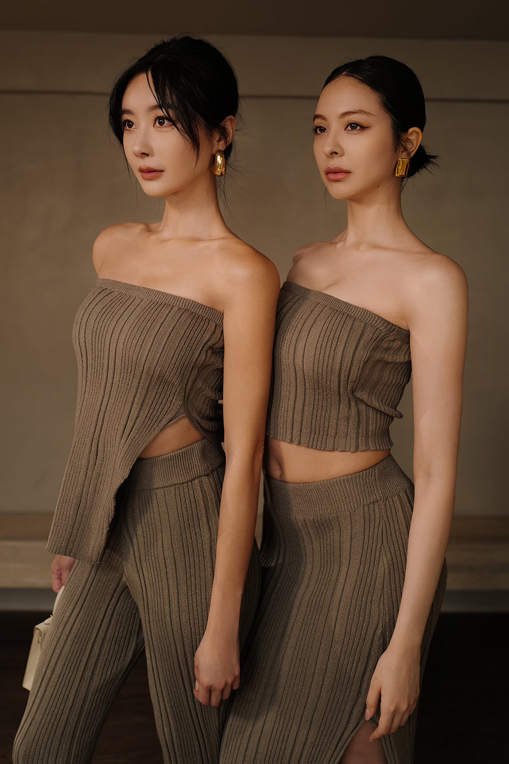 坑條針織側開岔平口BraTop<br>Wide Ribbed Knit Slit Strapless Bra Top