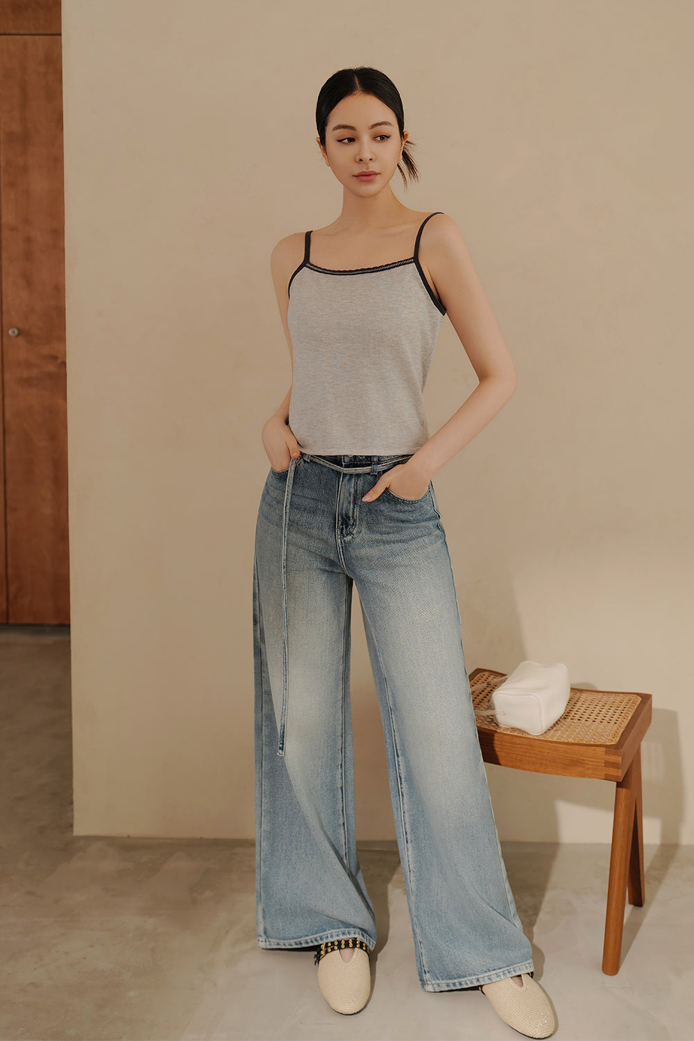 【預購】高腰牛仔寬褲（附腰帶）<br>High-Waisted Wide-Leg Jeans with Tie