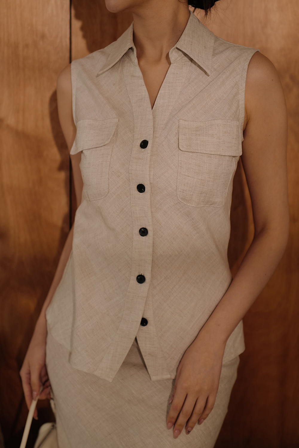 【預購】天絲亞麻排釦V領背心<br>Tencel-Linen Notched Collar Buttoned Vest