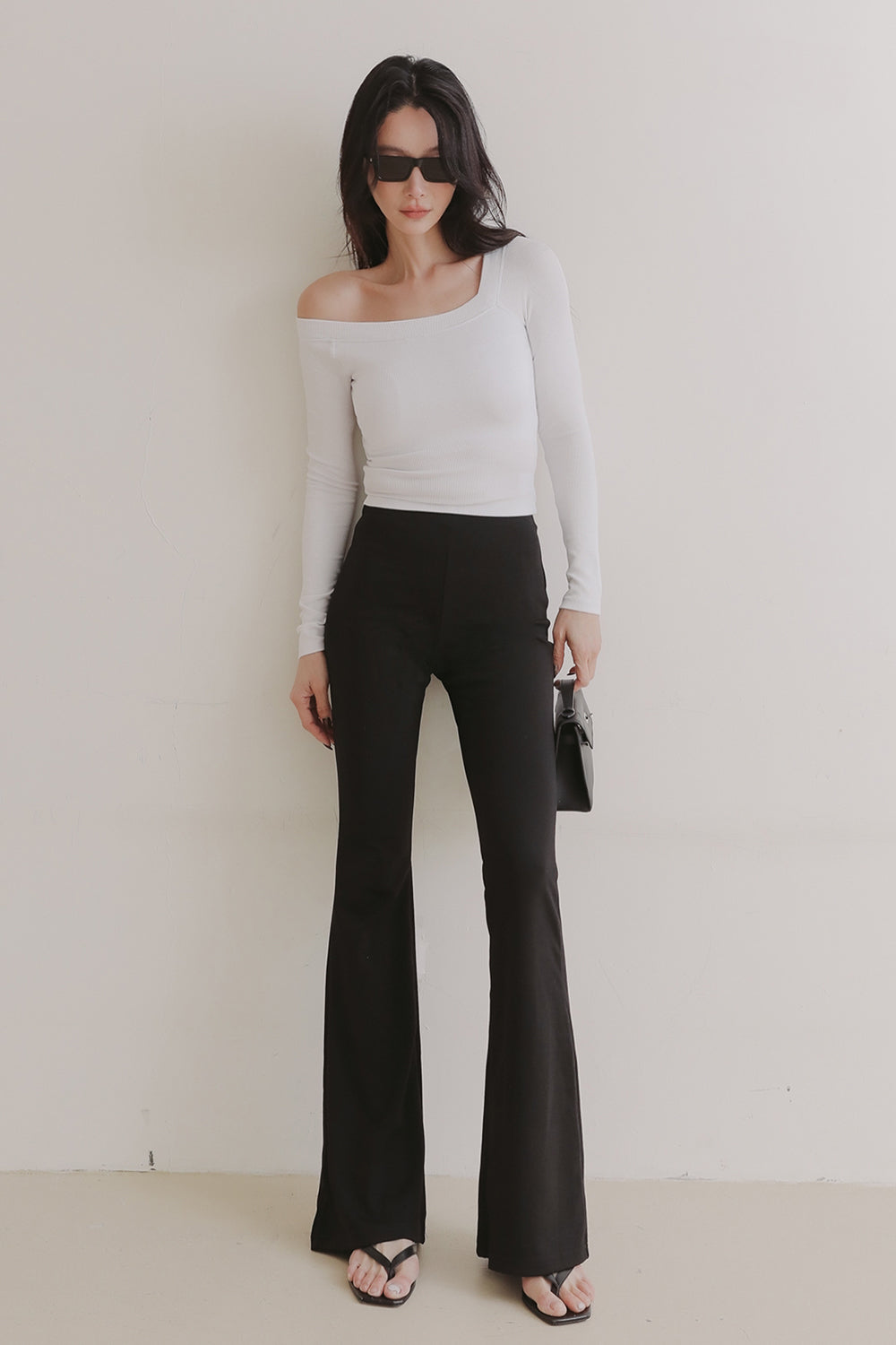 一見鍾情羅紋露肩長袖襯墊上衣<br>Elegant Rib Knit Asymmetric One-Shoulder Long Sleeve BraTop