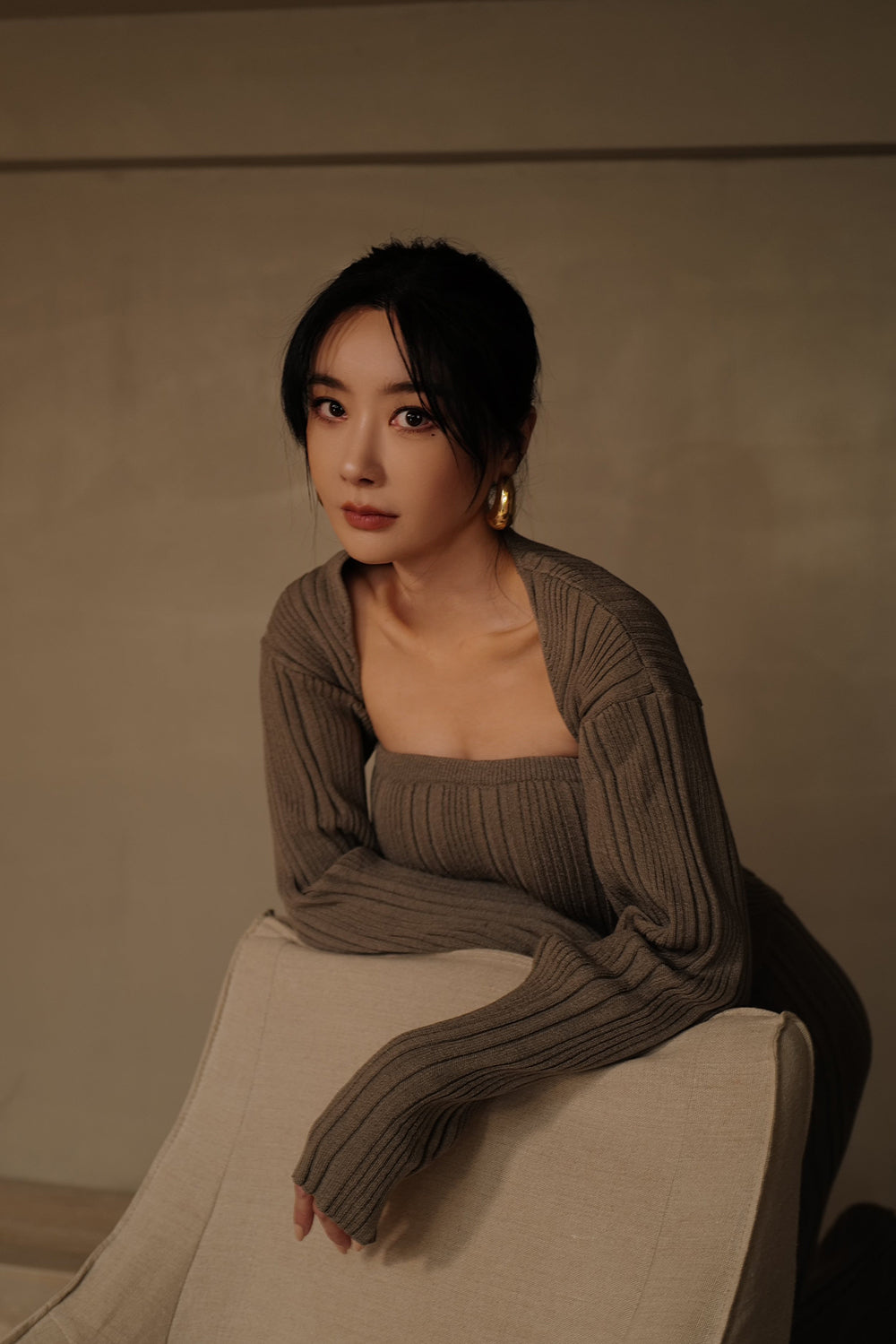 坑條針織罩衫<br>Wide Ribbed Knit Shrug