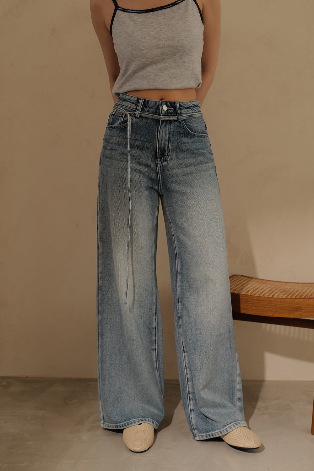 【預購】高腰牛仔寬褲（附腰帶）<br>High-Waisted Wide-Leg Jeans with Tie