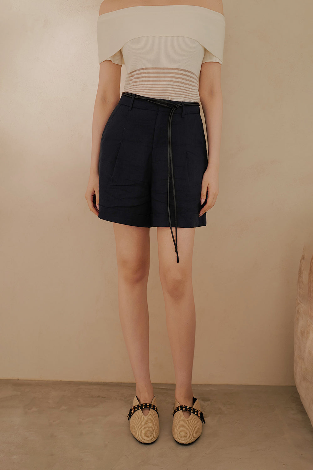 【預購】亞麻反褶短褲（附腰帶）<br>Linen Cuffed Shorts with Tie Belt