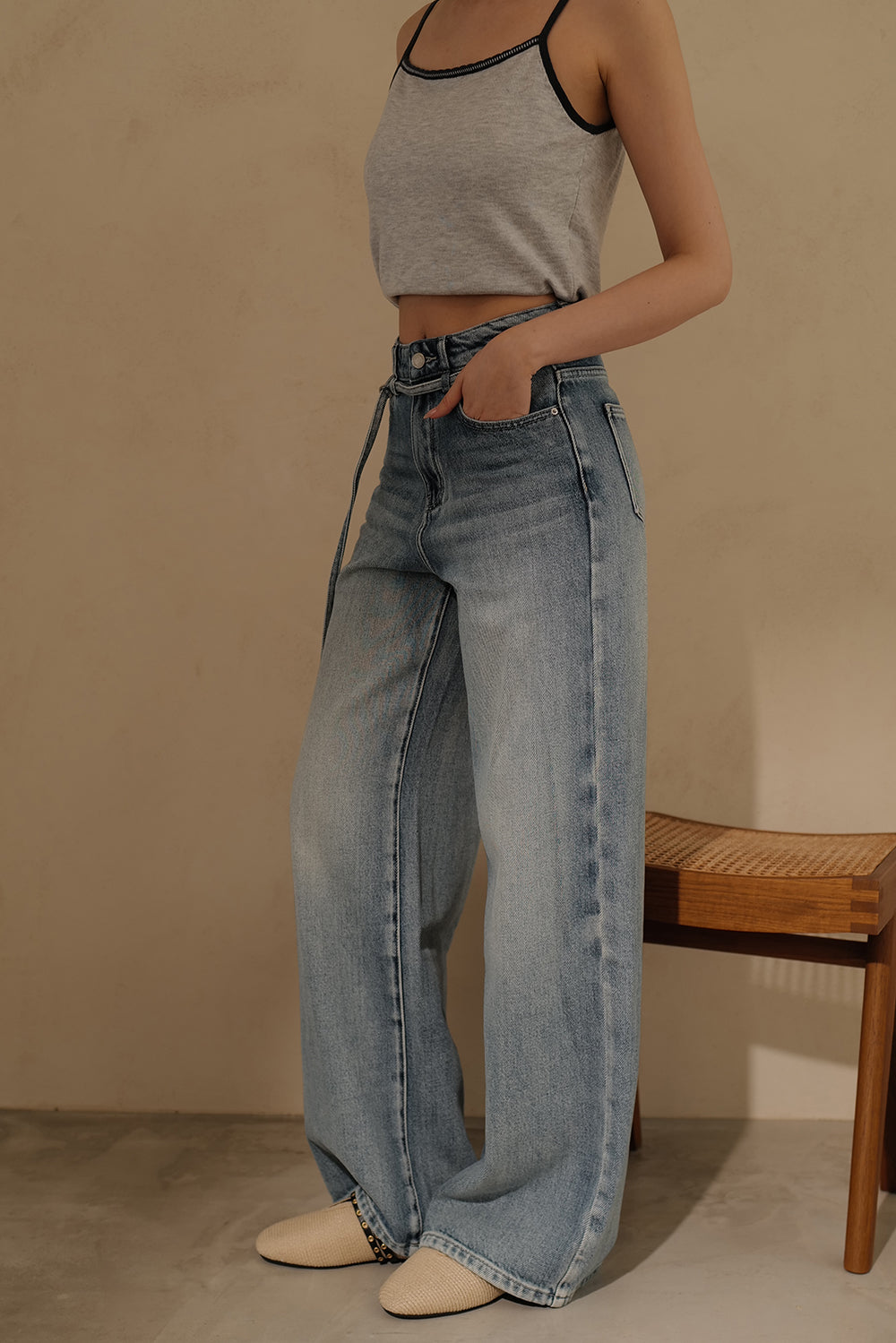 【預購】高腰牛仔寬褲（附腰帶）<br>High-Waisted Wide-Leg Jeans with Tie