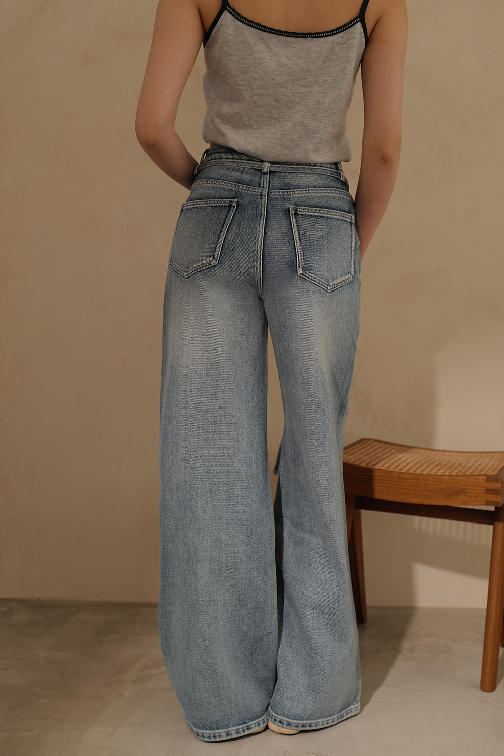 【預購】高腰牛仔寬褲（附腰帶）<br>High-Waisted Wide-Leg Jeans with Tie