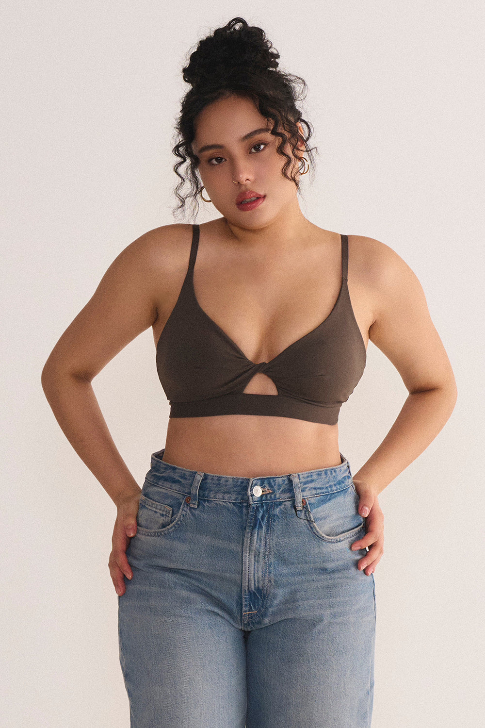 輕透扭結造型 BraTop<br>ESSENTIAL FRONT KNOT BRA TOP