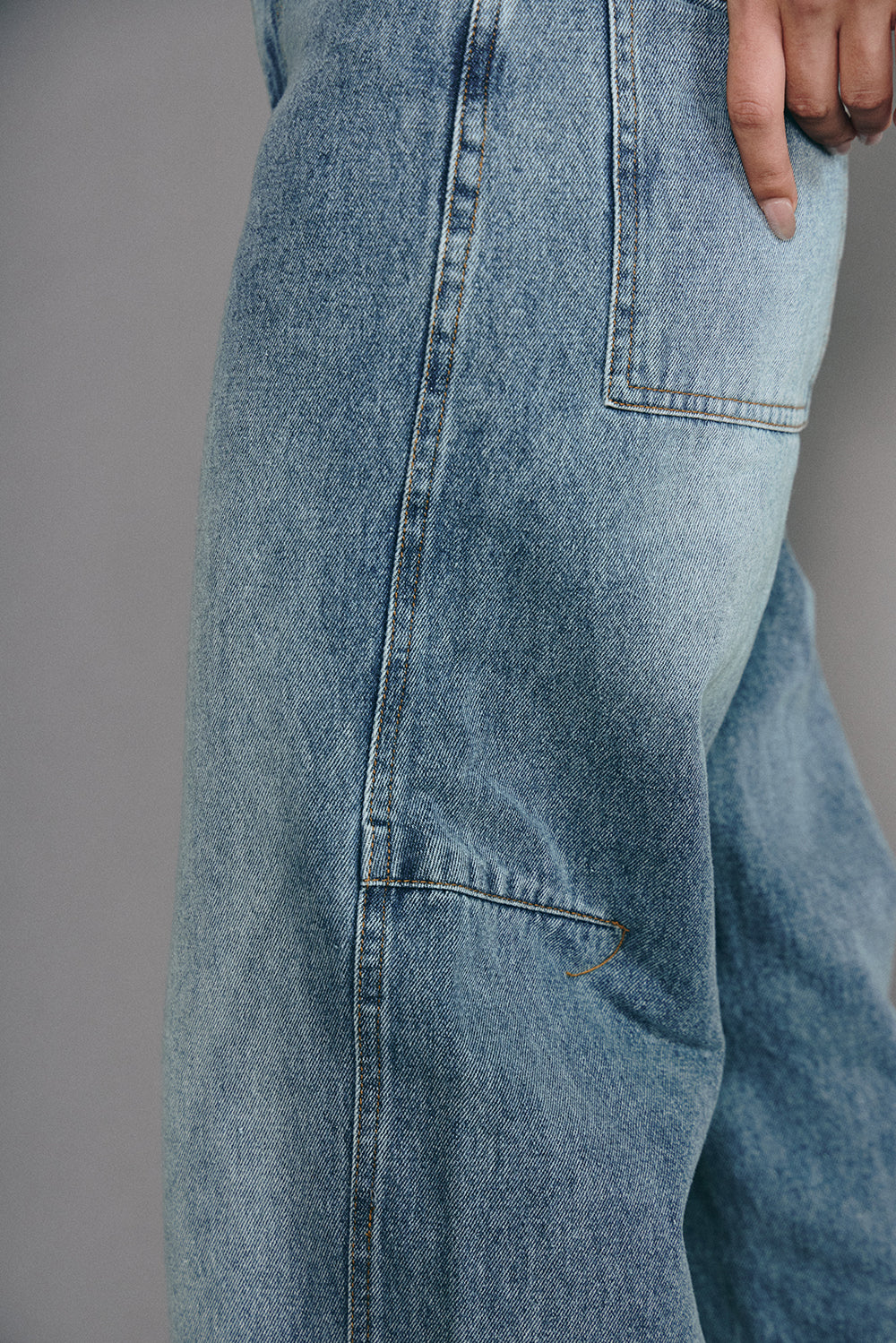 修胯藏肉錐形牛仔褲<br>Brushed denim Wide-Leg Pants