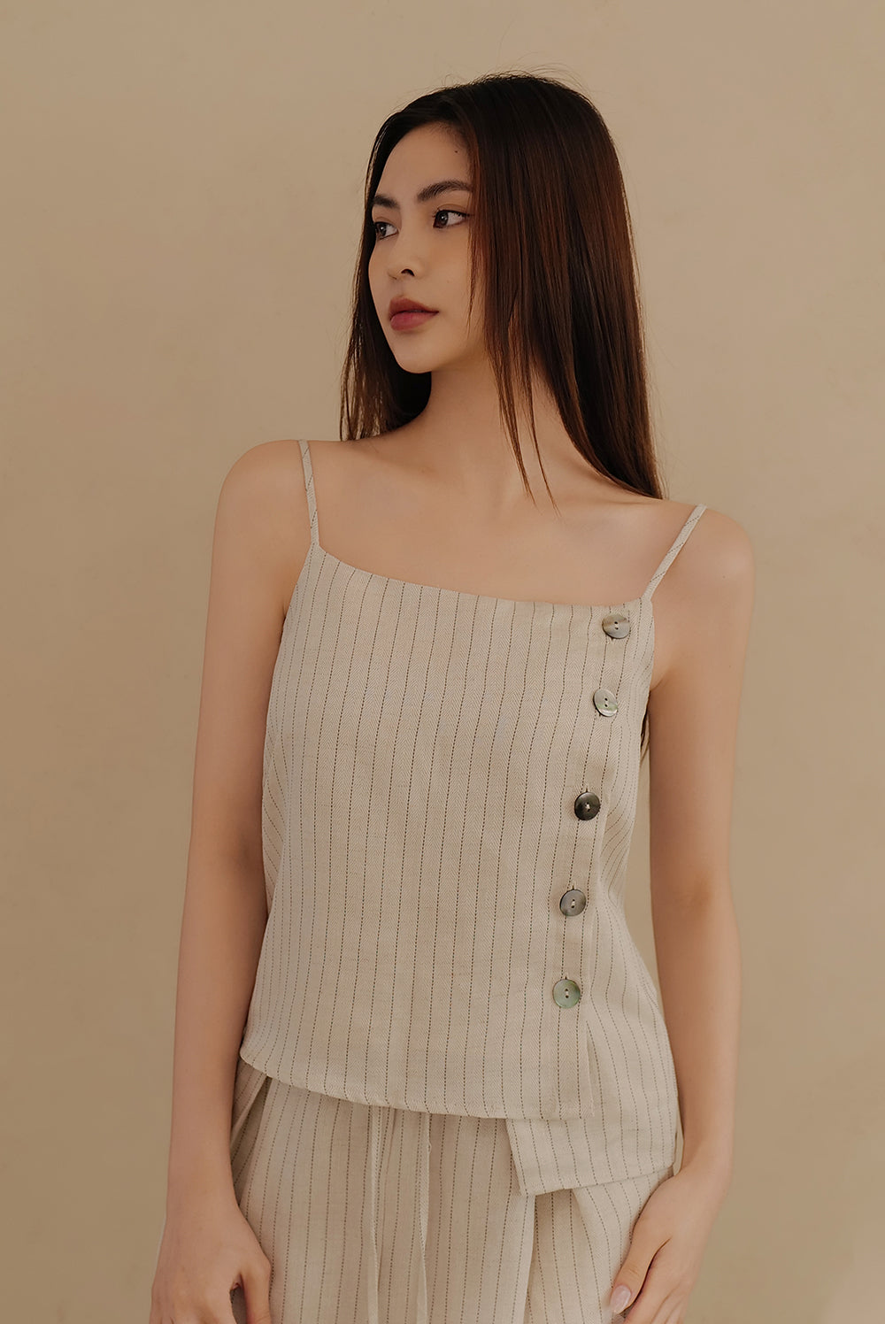 【預購】棉麻條紋側開釦細肩背心<br>Cotton-Linen Striped Side-Button Spaghetti Strap Tank Top