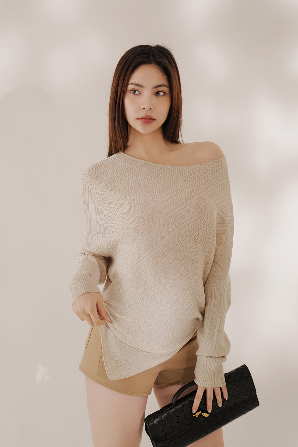 【預購】天絲亞麻設計斜肩長袖上衣<br>Tencel Linen Asymmetrical Off-Shoulder Long Sleeve Top