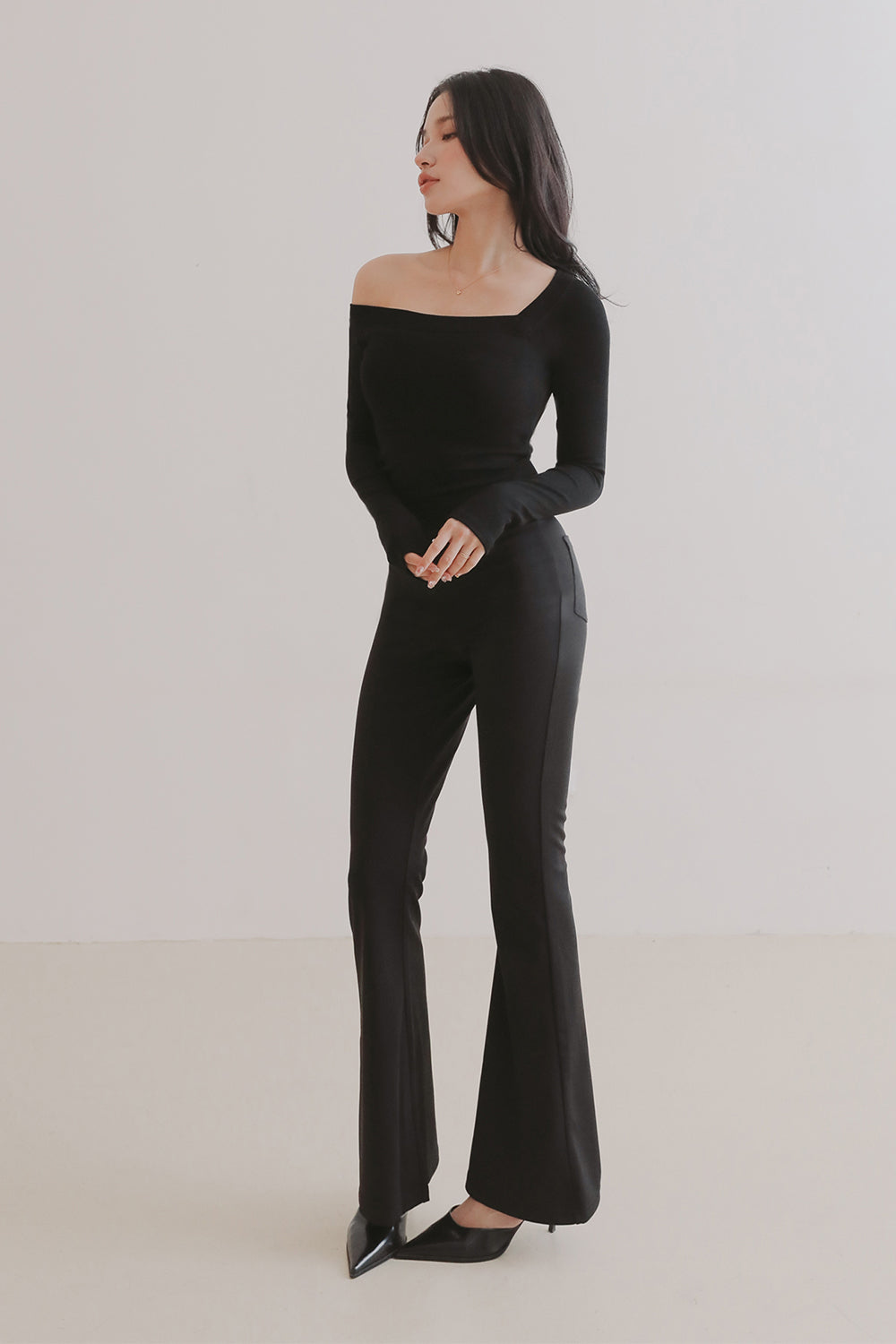 一見鍾情羅紋露肩長袖襯墊上衣<br>Elegant Rib Knit Asymmetric One-Shoulder Long Sleeve BraTop