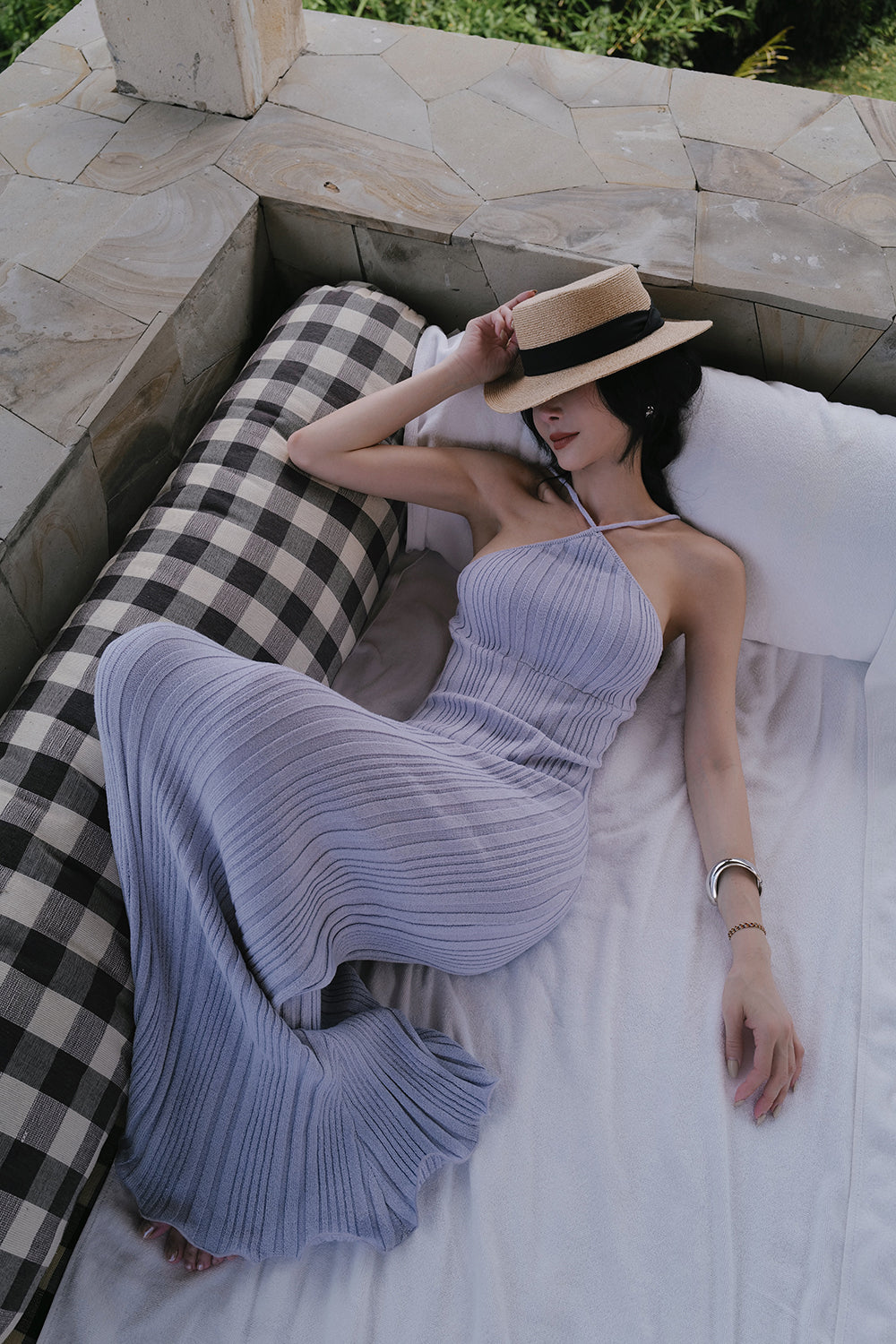 輕氧針織荷葉繞脖襯墊長洋裝<br>Wide Ribbed Knit Ruffled Hem Halter Maxi Bra Dress