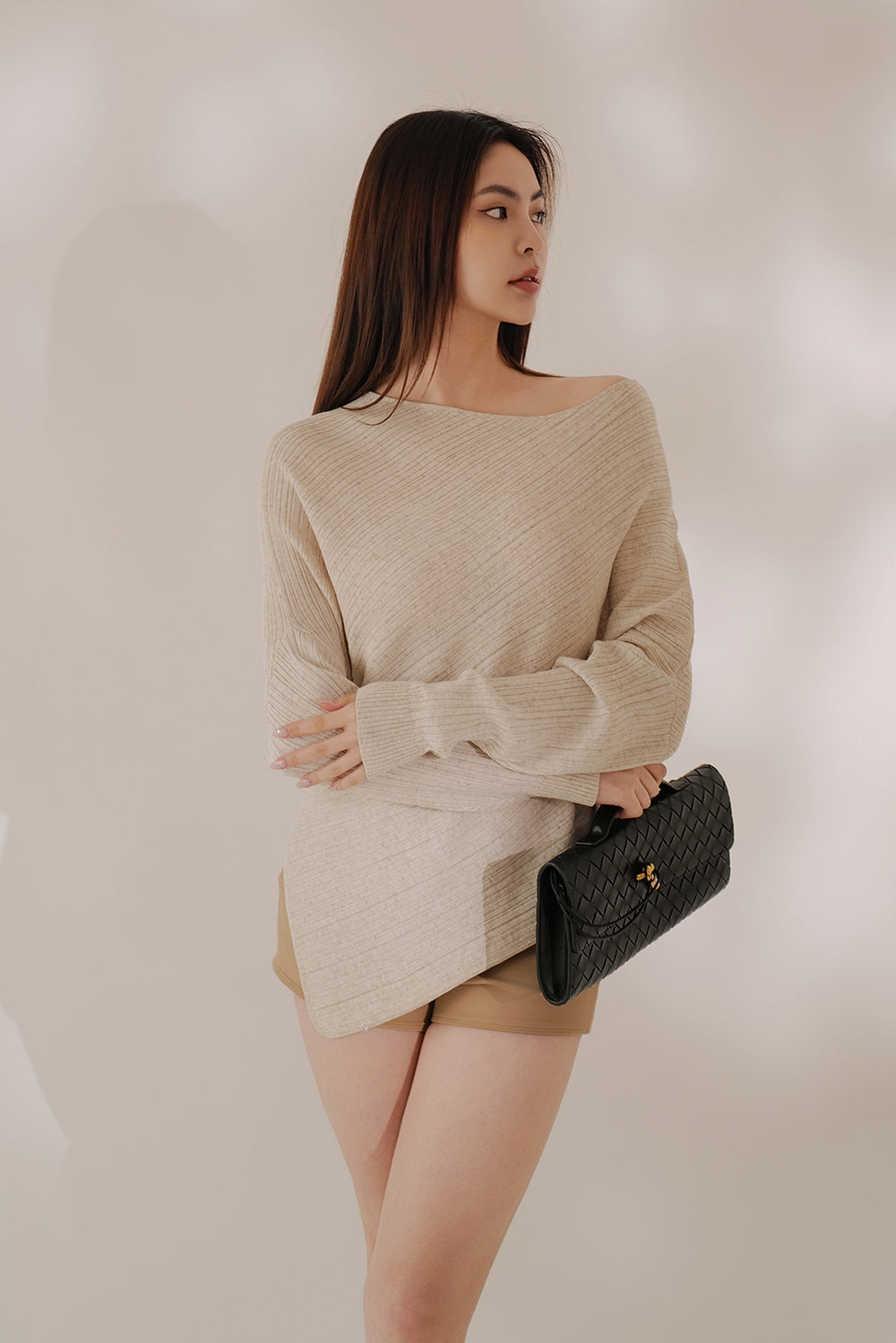 【預購】天絲亞麻設計斜肩長袖上衣<br>Tencel Linen Asymmetrical Off-Shoulder Long Sleeve Top