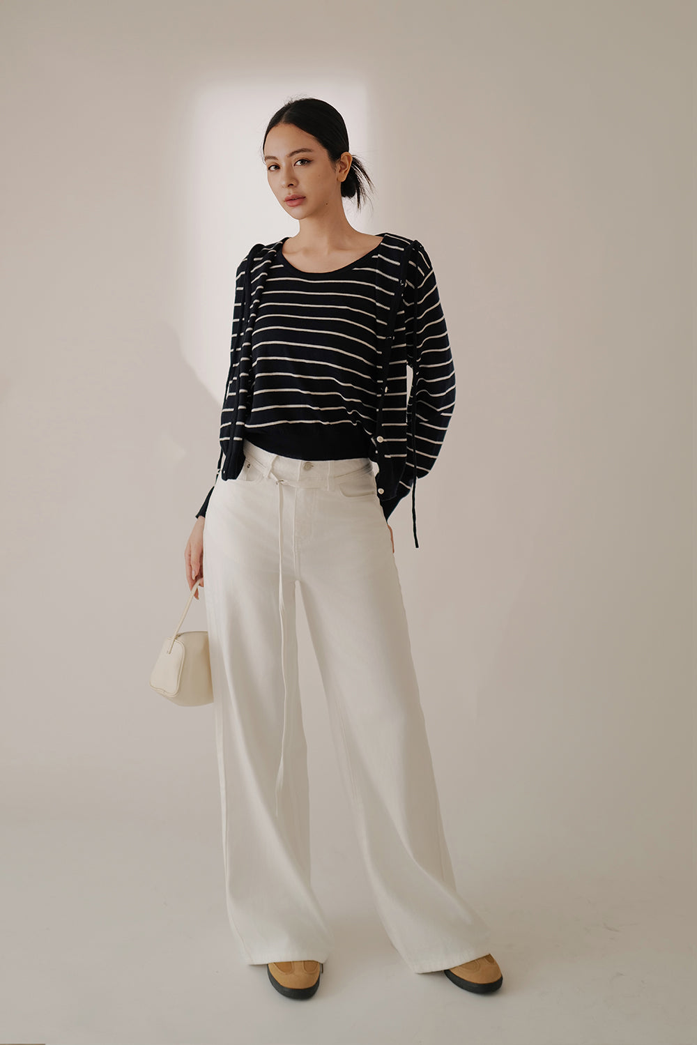 【預購】高腰牛仔寬褲（附腰帶）<br>High-Waisted Wide-Leg Jeans with Tie