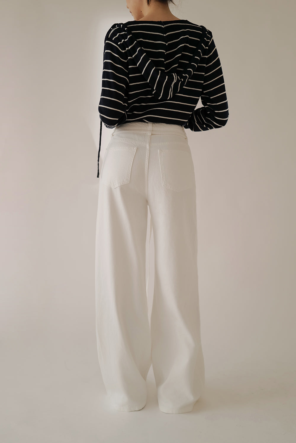 【預購】高腰牛仔寬褲（附腰帶）<br>High-Waisted Wide-Leg Jeans with Tie