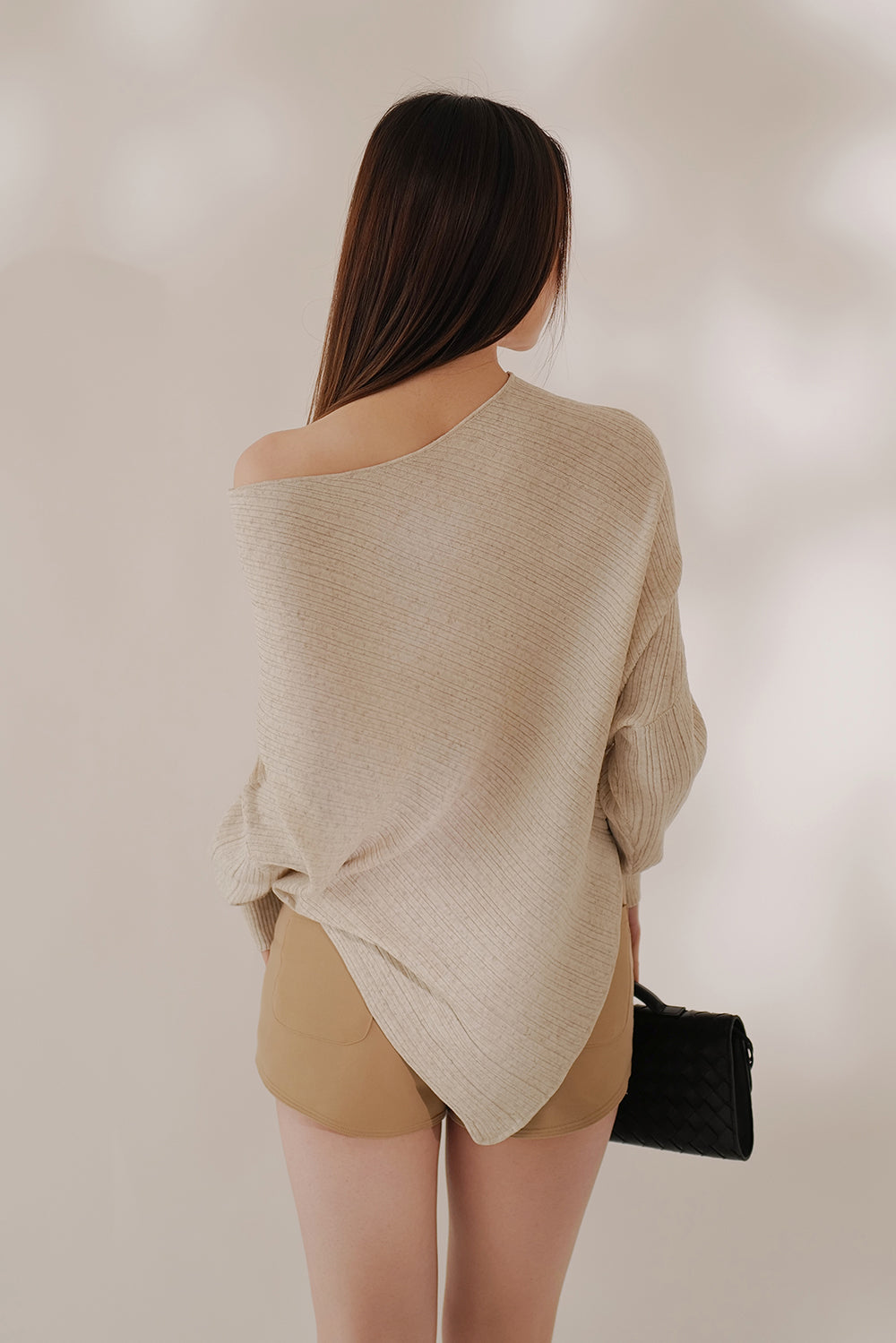 【預購】天絲亞麻設計斜肩長袖上衣<br>Tencel Linen Asymmetrical Off-Shoulder Long Sleeve Top